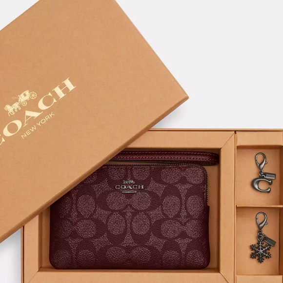 Coach BOXED CORNER ZIP WRISTLET IN SIGNATURE CANVAS WITH CHARMS - Picture 2 of 2